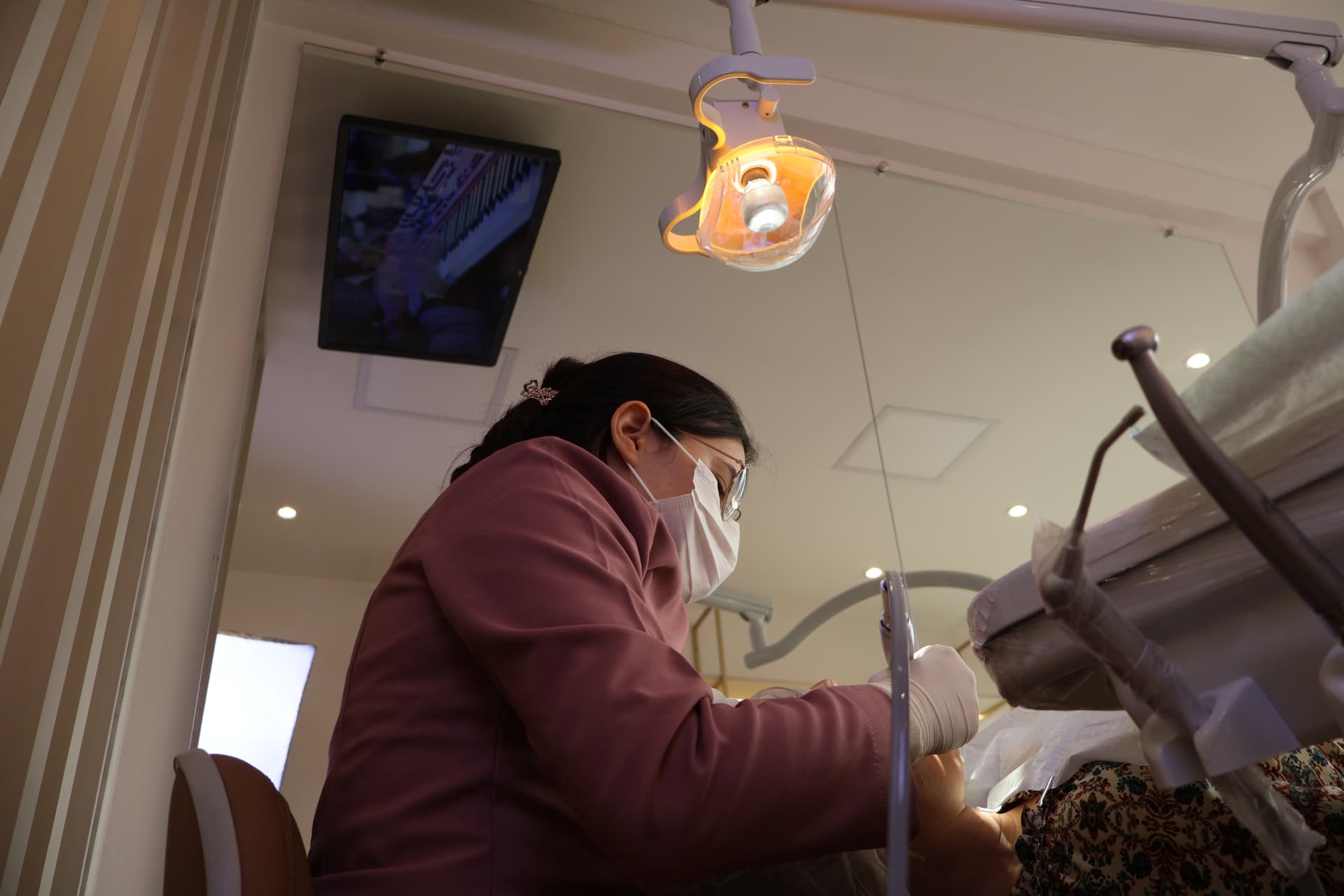 Dra. Nataly Clycie durante um atendimento odontológico na Odontoclycie